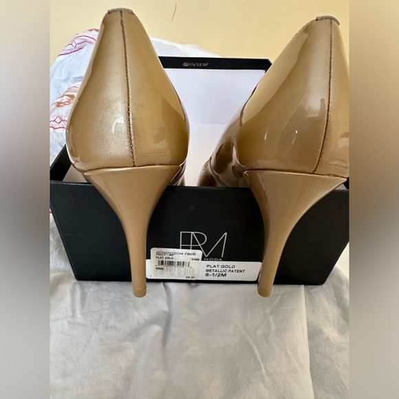 Pelle Moda Gold Mettalic Heels 8.5M- Size - Picture 4 of 5